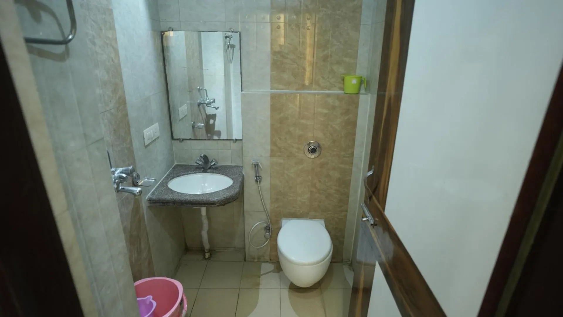 Hotel Rajkamal Near Varanasi Railway Station 3*,