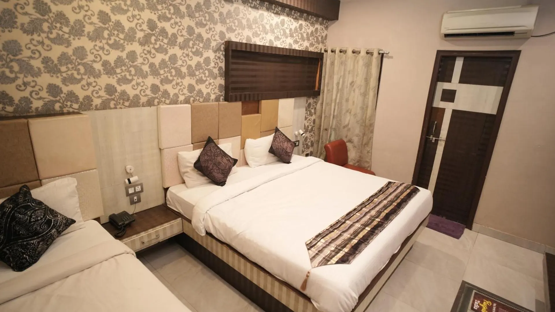 Hotel Rajkamal Near Varanasi Railway Station 3*,  Indie