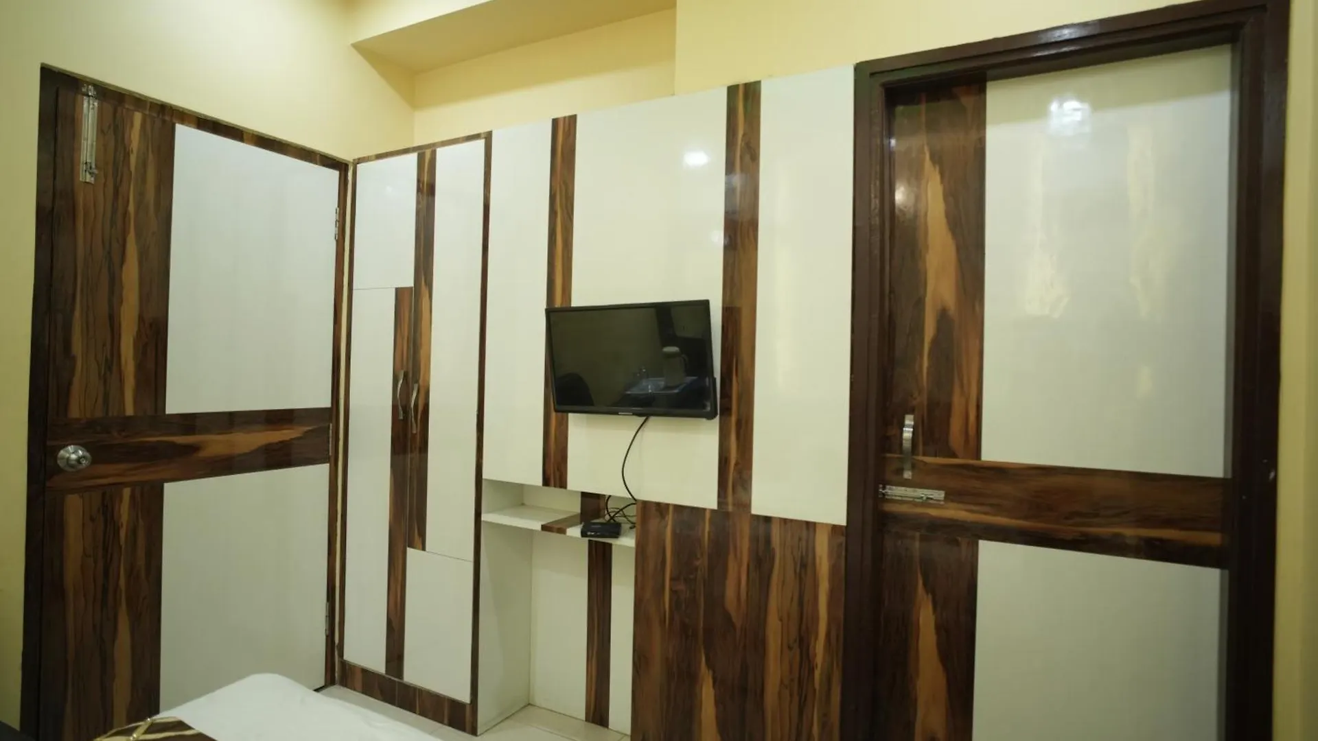 Hotel Rajkamal Near Varanasi Railway Station