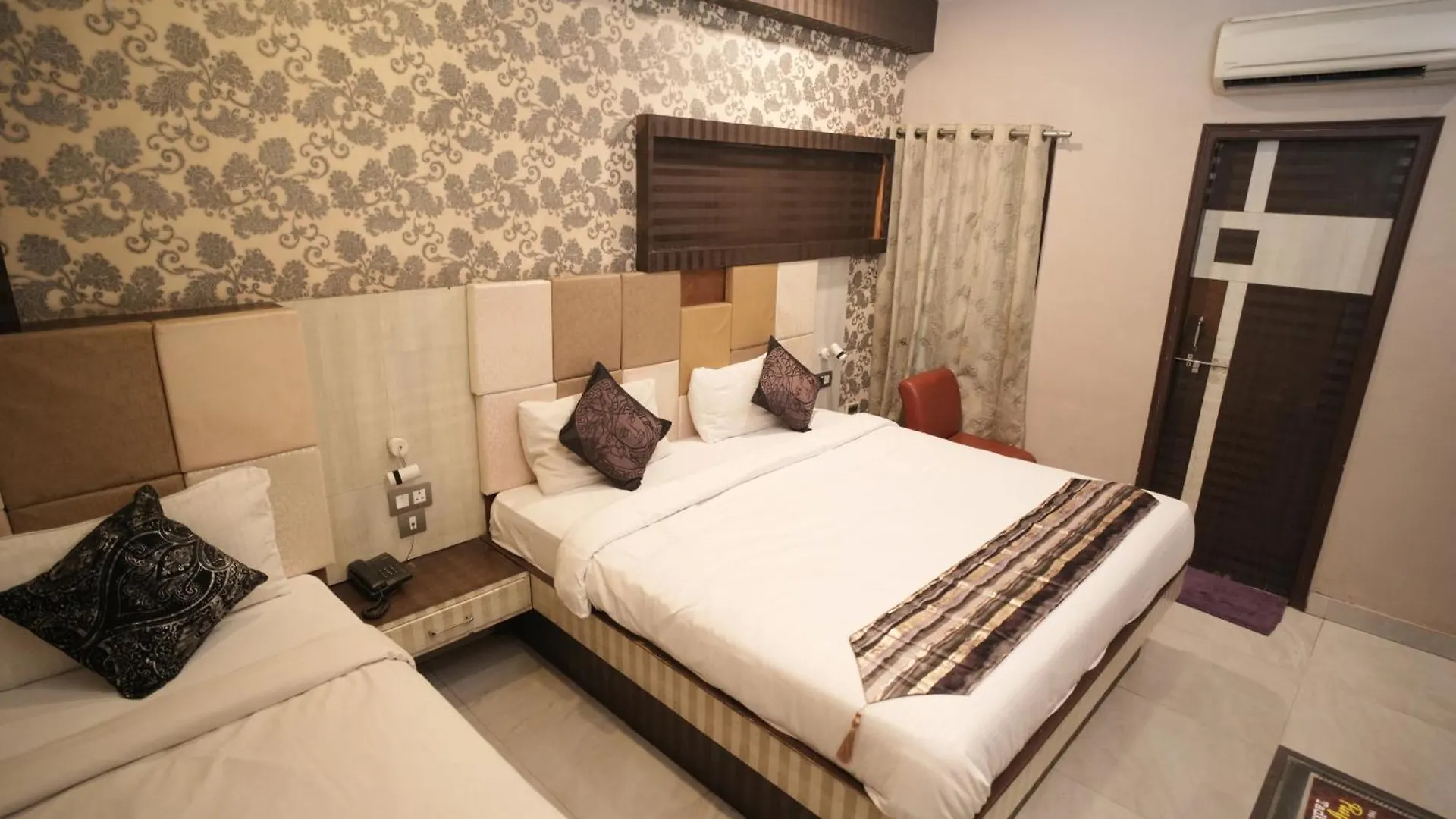 Hotel Rajkamal Near Varanasi Railway Station 3*,  Indie